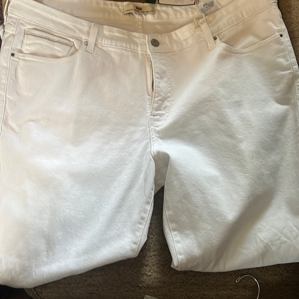 NWT Levi’s Perfectly Shaping Boot Cut 512 White Jeans. Women’s size 24.